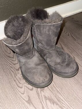 UGG Bailey Button II Kids 4 Woman’s 6